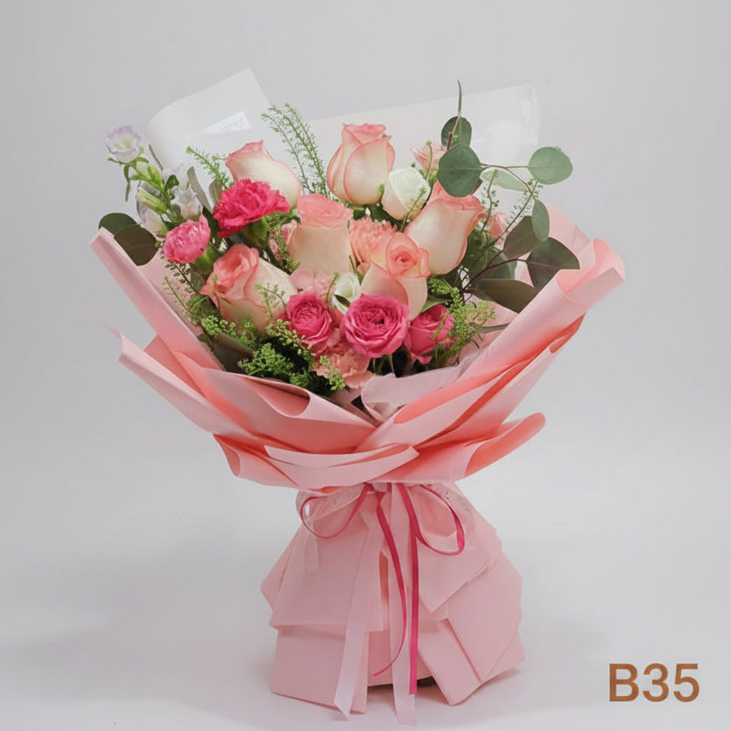 愛莎配小玫瑰花束 B35